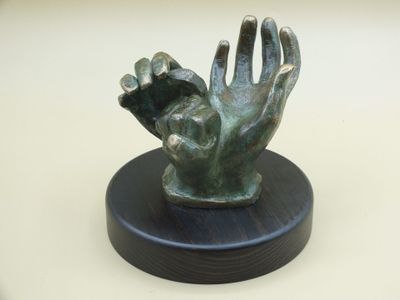 Sculpture contemporaine en bronze patiné représentant trois mains. - Photo 1