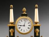 une horloge posée sur une table