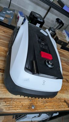 une machine posée sur une table en bois