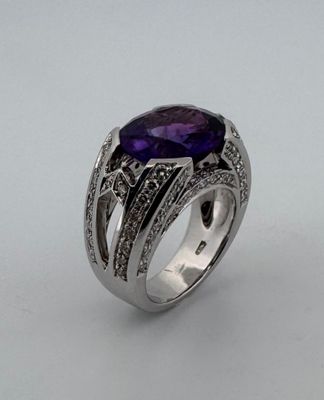 Gros plan sur une bague ornée d'une pierre violette