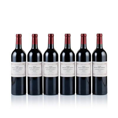 six bouteilles de vin rouge alignées