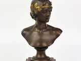 buste en bronze représentant une femme coiffée d'une couronne, posé sur un socle en marbre