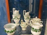 une vitrine en verre dans laquelle sont exposées de nombreuses pièces de poterie