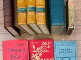 plusieurs livres posés sur une table, dont plusieurs sont alignés les uns à côté des autres