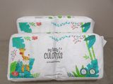 deux paquets de couches pour bébé empilés l'un sur l'autre