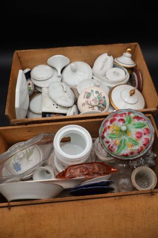 Lot de couvercles porcelaine et divers