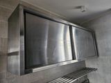 une armoire murale en acier inoxydable dans une salle de bains