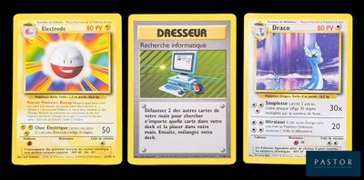 trois cartes Pokémon présentant des motifs différents sur un fond noir