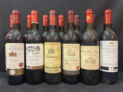 six bouteilles de vin rouge sont alignées