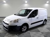 la petite camionnette blanche est garée sur un carrelage à carreaux