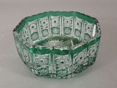 un saladier en verre vert orné d'un motif