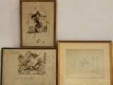 trois dessins encadrés représentant un homme et une femme, accrochés au mur