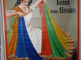 affiche représentant une femme en robe blanche tenant un tas de serviettes colorées