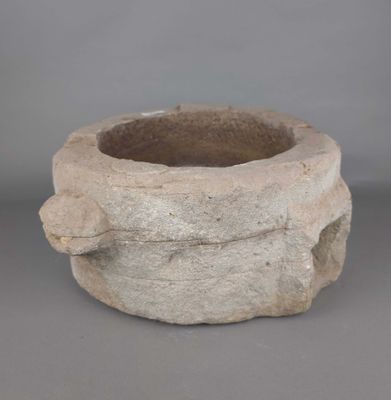 un bol en pierre posé sur une table