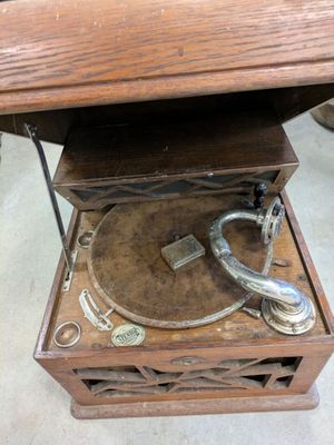 un vieux tourne-disque posé sur une table en bois
