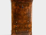 une photo d'une petite commode surmontée d'une horloge