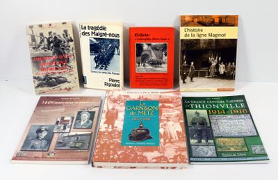 plusieurs livres posés les uns à côté des autres sur une table blanche