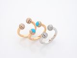 trois bagues ornées de turquoises et de diamants sur fond blanc