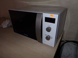 un micro-ondes posé sur une table dans une pièce