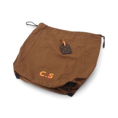 le sac en papier brun porte une étiquette sur laquelle est inscrit « c s »