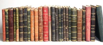 de nombreux livres anciens alignés les uns à côté des autres sur une étagère
