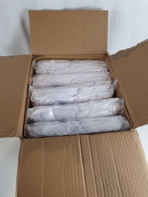 une boîte en carton contenant un tas de serviettes blanches
