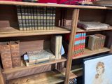 une étagère contenant de nombreux livres dans une pièce