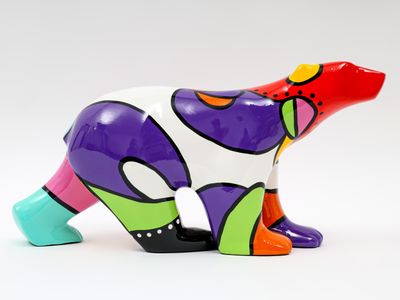 une figurine représentant un ours coloré sur fond blanc