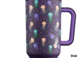 Le gobelet est violet, il est décoré de bonbons gélifiés et muni d'une paille.