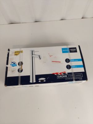 une image représentant une boîte de brosses à dents emballée, posée sur une surface blanche