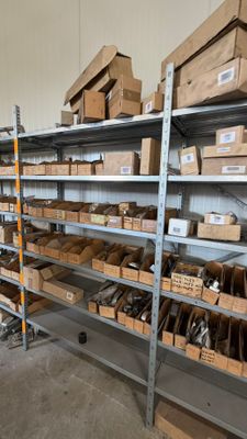de nombreux cartons et boîtes sur les étagères de l'entrepôt