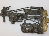 une sculpture métallique représentant un homme et une femme sur un pont