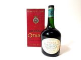 une bouteille de vin à côté d'une boîte