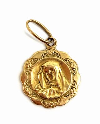 gros plan d'une médaille d'or sur fond blanc