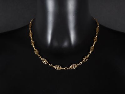 gros plan d'un collier en or sur un mannequin mannequin mannequin mannequin mannequin mannequin mannequin mannequin