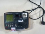 une image représentant une calculatrice reliée à un câble
