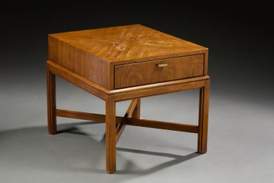 l'image d'une petite table en bois surmontée d'un tiroir