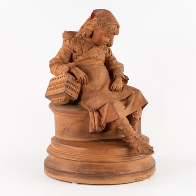 statue d'un homme assis sur un socle, tenant un panier