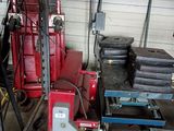 une machine rouge qui se trouve dans un garage