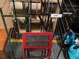 une chaise rouge posée à côté d'une pile de livres
