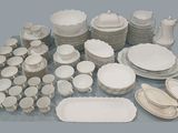 beaucoup d'assiettes et de plats blancs sur la table