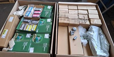 deux cartons d'objets hétéroclites posés sur le sol