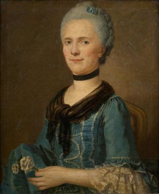 portrait d'une femme en robe bleue tenant une fleur