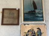 trois photos encadrées représentant des personnes, accrochées au mur, avec un bateau en arrière-plan