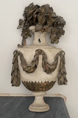 un vase blanc sur lequel est posé un bouquet de fleurs