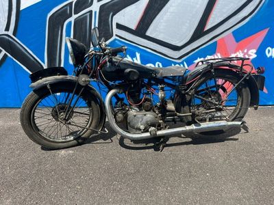une moto garée devant un mur recouvert de graffitis