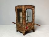 une petite vitrine en bois avec une porte en verre