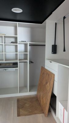 une photo d'un dressing équipé d'étagères et d'une porte