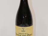 une bouteille de vin posée sur une table