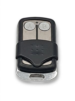 La télécommande d'une voiture est représentée sur un fond blanc.